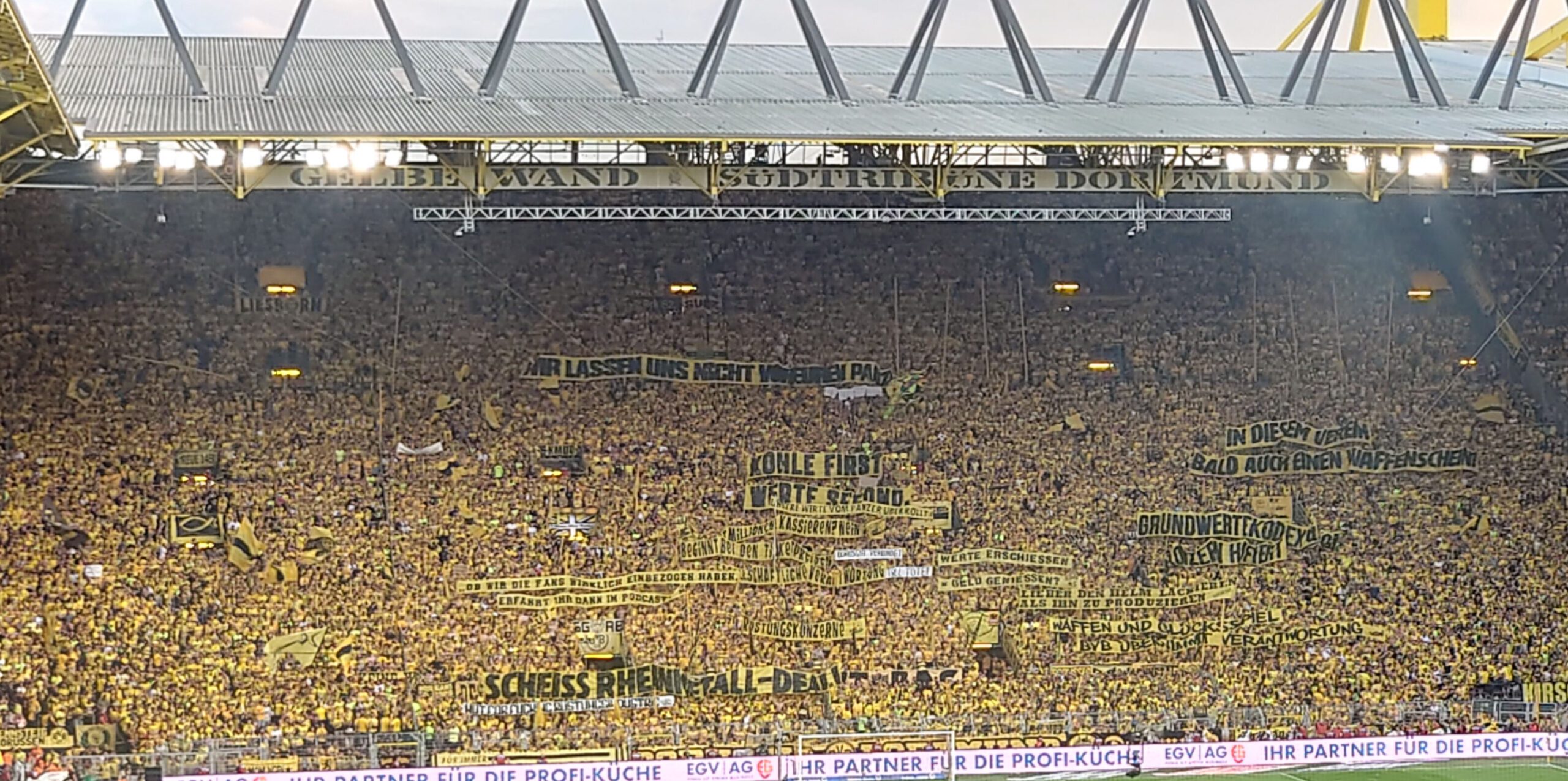 BVB - Eintracht Frankfurt Panorama der dicht gefüllten gelben Südtribüne unter dem Stadiondach.
