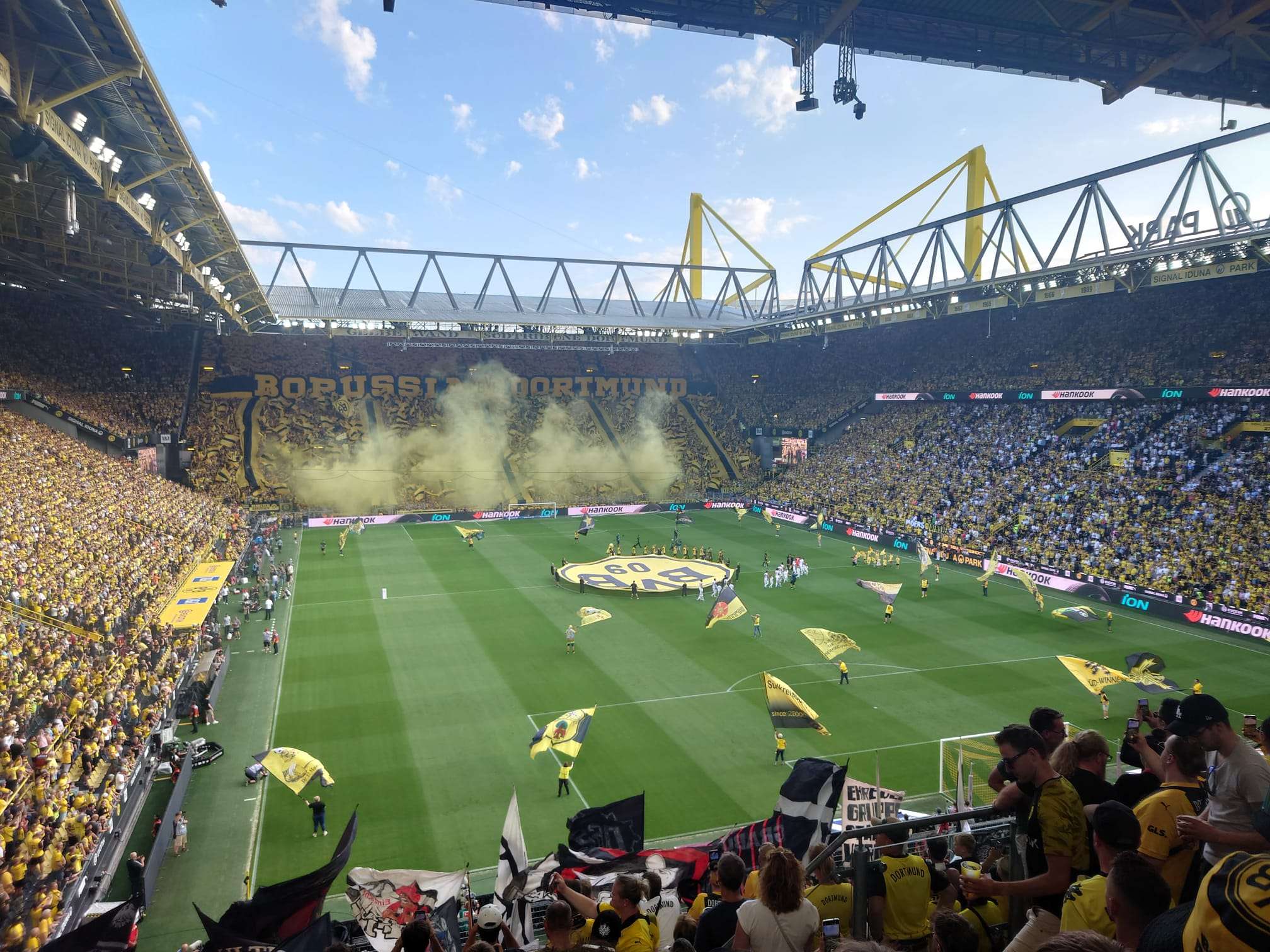 BVB - Eintracht Frankfurt Volles Westfalenstadion mit gelbem Rauch über der Südtribüne und schwarz-gelben Fahnen auf dem Rasen.