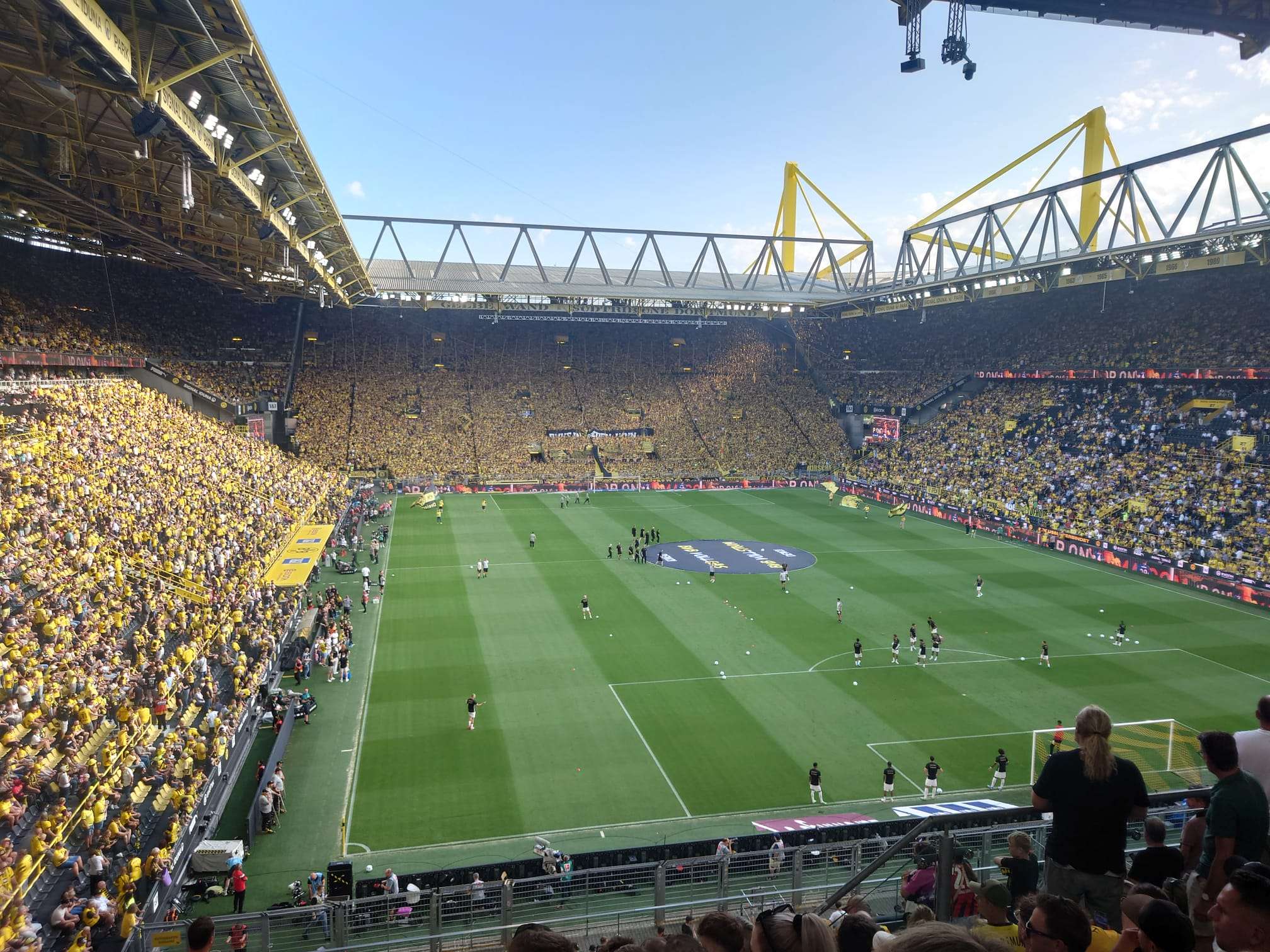 BVB - Eintracht Frankfurt Blick von der Tribüne über das sonnige Spielfeld auf die gelben Ränge des Westfalenstadions.
