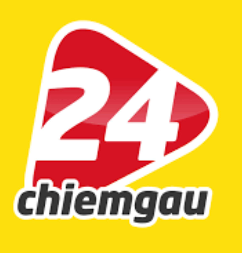 Rot-weißes Logo mit der Zahl 24 und dem Schriftzug chiemgau auf gelbem Grund.
