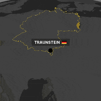 Animierte dunkle Karte mit Route von Traunstein nach München, markiert mit Autosymbol.